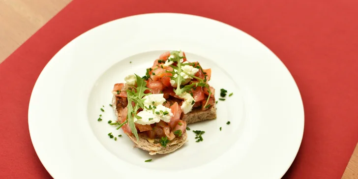 2. varianta předkrmu je bruschetta s rajčaty, bazalkovým pestem, mozzarellou a rukolou.