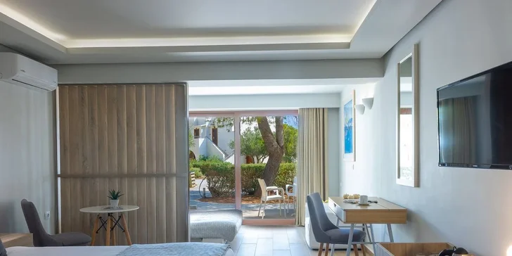 Každý pokoj má klimatizaci, TV, koupelnu se sprchou nebo vanou a balkon či terasu. 