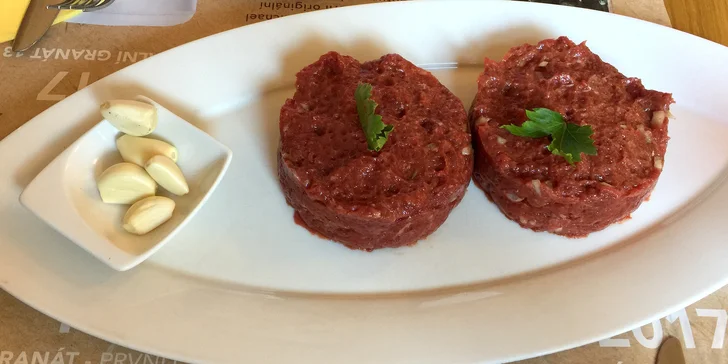 Tatarák v restauraci či s sebou: až 500g masa ze zadního hovězího a 12 topinek k tomu