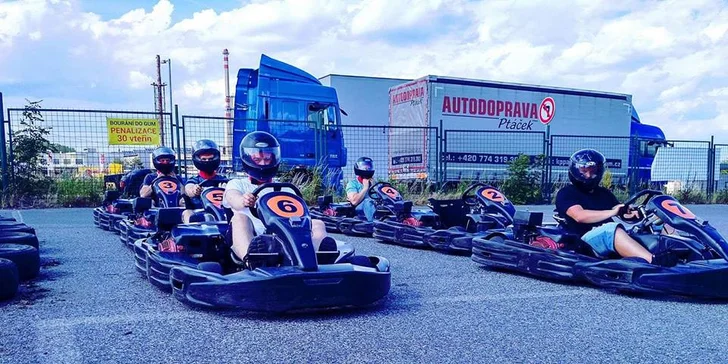 Projedete se v motokáře Sodi s motorem Honda.