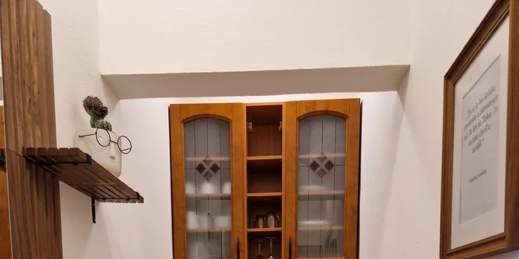 Nechýba mini kuchynský kútik so základným riadom, chladničkou a kávovarom. 