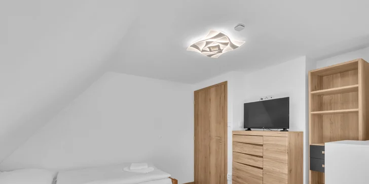 V každé místnosti je TV. 