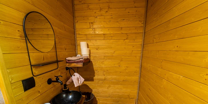 Jak je to s hygienou? Přímo v chatě nechybí ani malá koupelna s umyvadlem a suchým WC. 