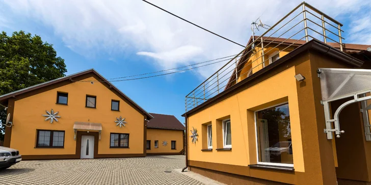 Bývať budete len 6 km od Karlových Varov s kolonádami, múzeami a kúpeľmi.