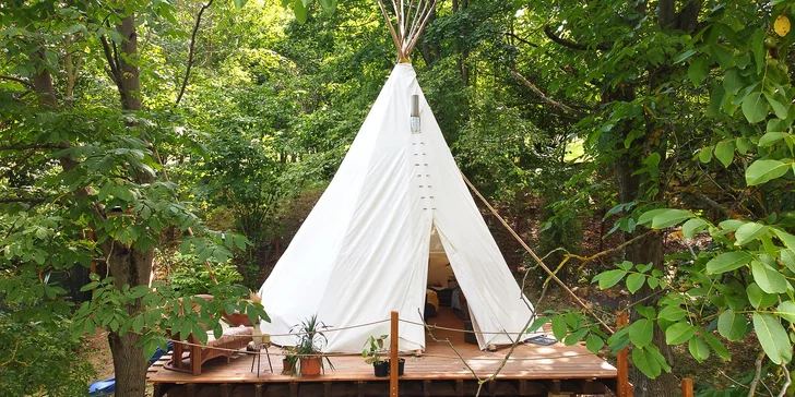 Netradiční pobyt v zařízeném teepee s kamny i s piknikovou snídaní