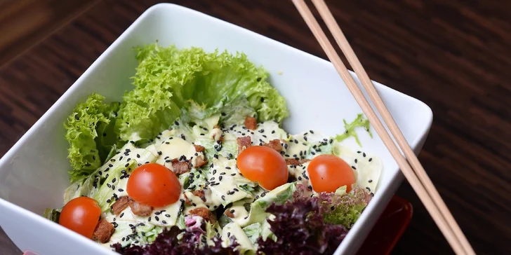 Kačací šalát (100 g mäsa), preliaty wasabi dresingom (wasabi, majonéza, sójová omáčka) 