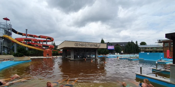 Relaxační bazén s aquabarem Cosmopolitan – dopřejte si odpočinek ve vodním baru při teplotě vody 30–36 °C.