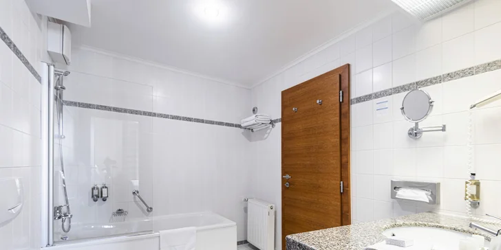V koupelně Tower Suite je rovněž vana, fén, župany a pantofle. 