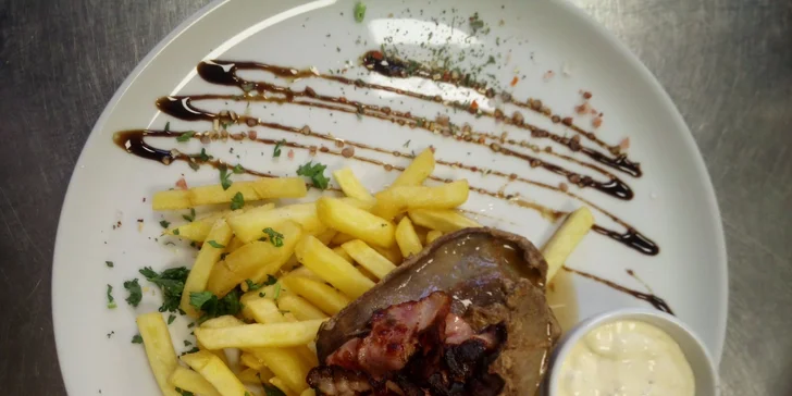 V restauraci je navíc volné Wi-Fi připojení, televize či šipkový automat, takže se i zabavíte. 