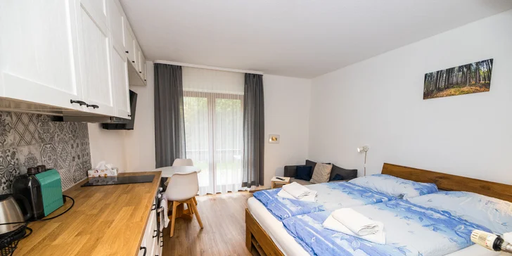 Je tu manželská postel a rozkládací pohovka. 