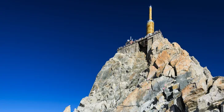 Užijete si výjimečné pohledy na Mont Blanc a alpské ledovce a také ledovcové tunely a komory přímo na vyhlídce. 