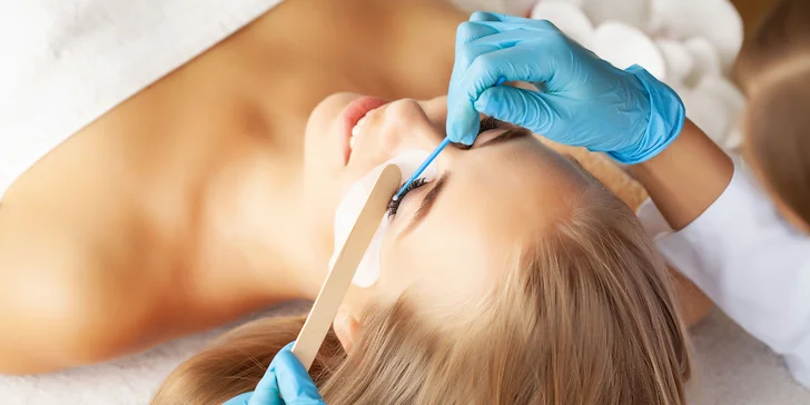 Laminácia obočia alebo Lash lifting v salóne Velvet