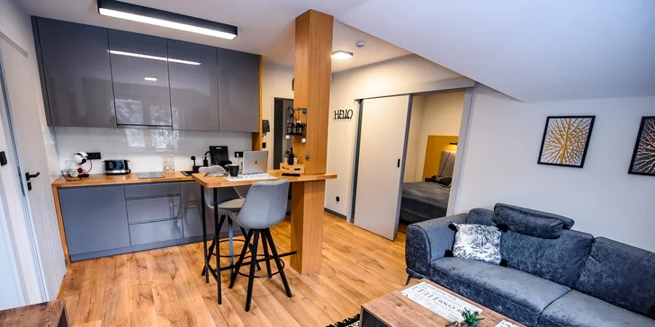 Obývacia časť s jedálenským posedením v apartmáne