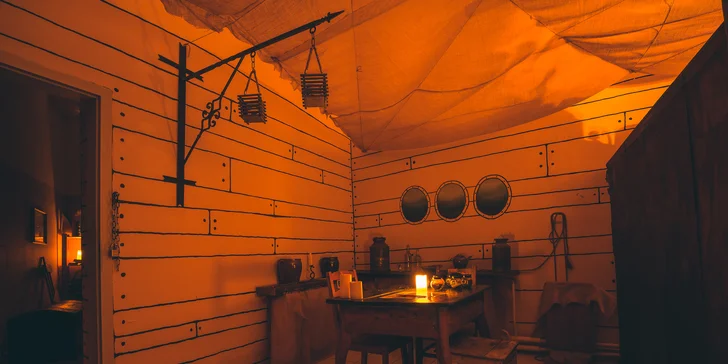 Přes den obchodní loď, v noci piráti. Co se to jen v podpalubí semlelo? 