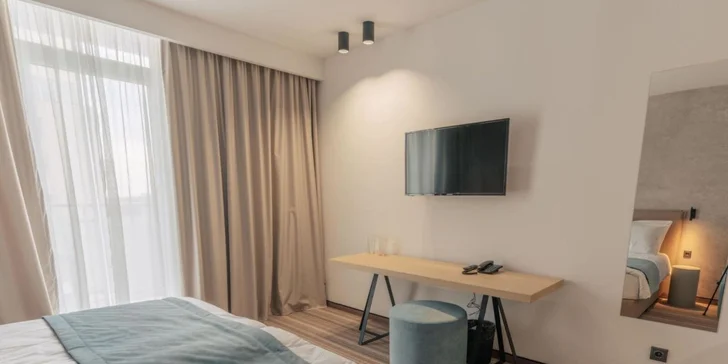 Všechny pokoje disponují klimatizací, TV a Wi-Fi.