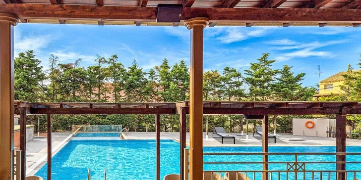 Hotel disponuje venkovním bazénem.