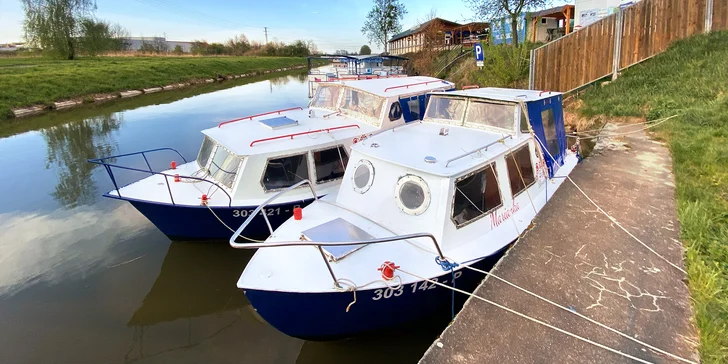 K řízení lodi není potřeba žádné oprávnění, stačí občanský průkaz a věk nad 18 let.