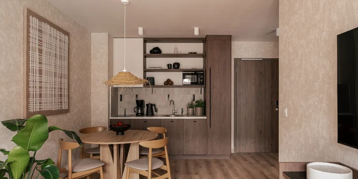 Samozrejmosťou je tiež klimatizácia, TV, Wi‑Fi a balkón so záhradným nábytkom.