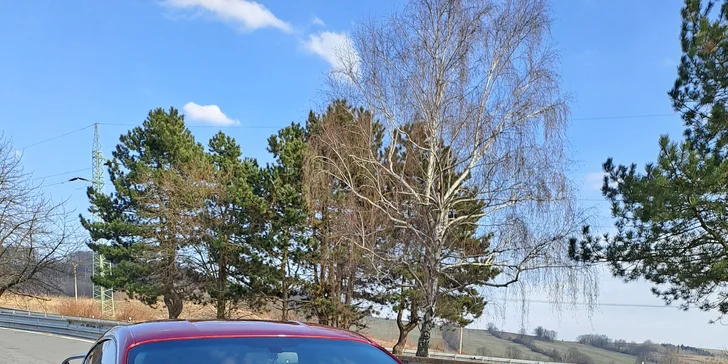 Vůz dostanete s plnou nádrží a vyvézt ho můžete kamkoliv po Česku. 