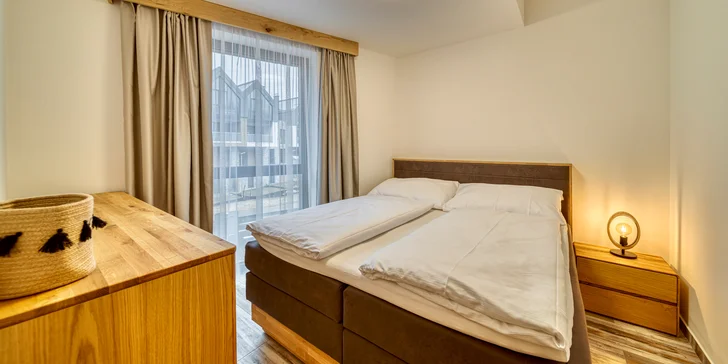 Apartmán Borovica disponuje ložnicí, dětským pokojem s palandou, obývací místností s kuchyní, koupelnou a francouzskými okny. 