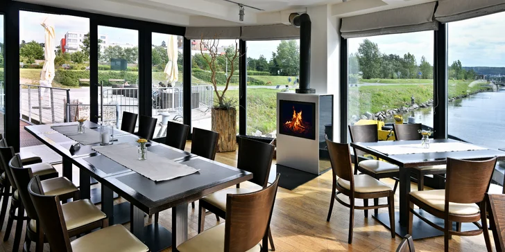 4chodové menu podávané na lodi: telecí krk nebo candát i lahev vína pro 2 osoby