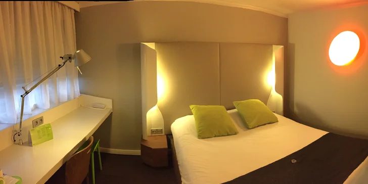 Cena zájezdu platí pro jednu osobu, ale při obsazení obou lůžek v hotelu – kdo by také do Paříže chtěl jet sám? Vezměte partnera nebo třeba kamarádku.