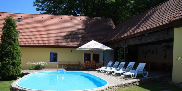 Od května je neomezeně přístupný venkovní bazén s lehátky. 