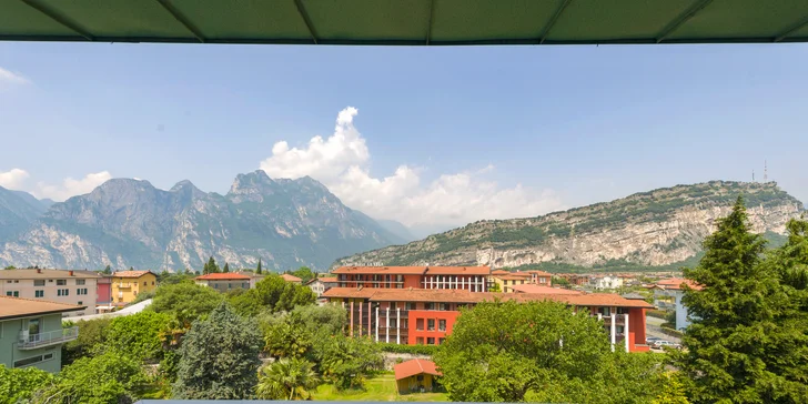 Hotel sa nachádza na pobreží Lago di Garda v malebnom mestečku Torbole priamo na úpätí Monte Baldo.