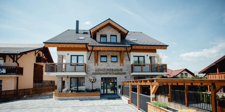 Apartmány Miracle Seasons sa pýšia skvelou lokalitou - za pár minút sa dostanete k Liptovskej Mare či aquaparku Tatralandia.