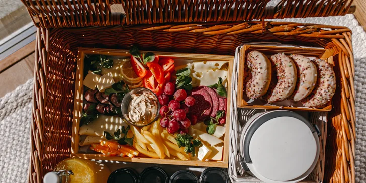 Večeru si vyberiete z menu a tiež vám ju prinesú na izbu.