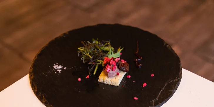 Hosty si tu hýčkají, těšte se i na amuse bouche a petit four. 