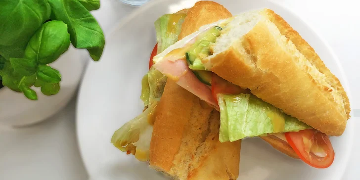 Připraví vám tu šunkovou bagetu, kuřecí wrap nebo těstovinovou rýži s kuřecím masem. 