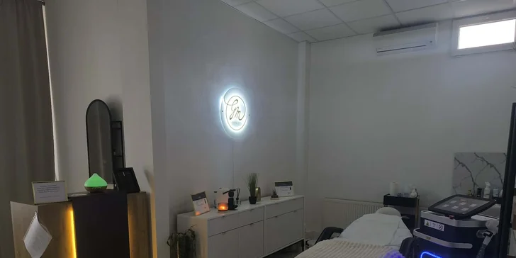 Diódový laser cielene ničí korienky chĺpkov pre trvalý efekt.