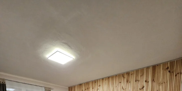 Pokoje jsou zařízené příjemně a účelně.