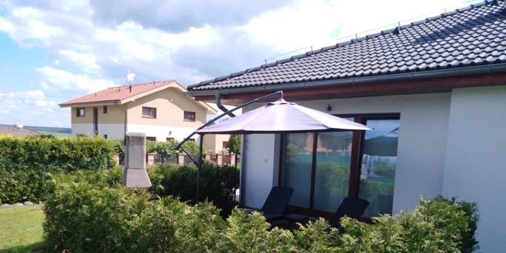 Za pěkného počasí můžete grilovat na venkovní terase s lehátky.