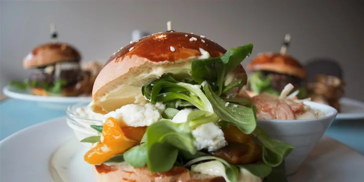 Vege Burger - pečené žluté papriky, balkánský sýr, polníček, redukce z balzamika, majonéza.