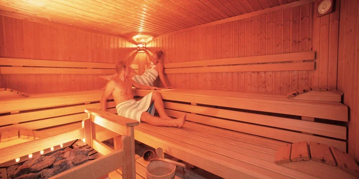 V ceně je neomezený vstup do wellness se saunami, parní lázní a infrakabinou. 