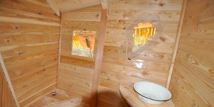 V domku je suché WC, klasické sociální zařízení je v rekreačním areálu.