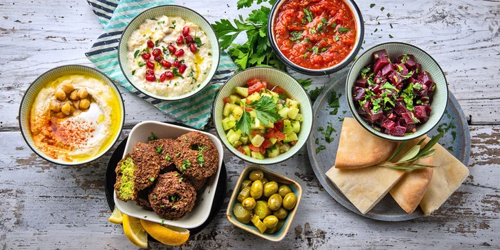Otevřený voucher v hodnotě až 300 Kč na dobroty středozemní kuchyně: hummus, shakshuka, kebab aj.