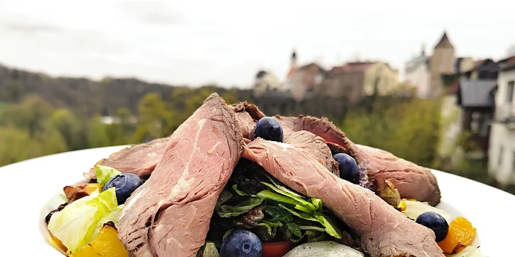 Hlavní chod si vyberete hned ze dvou možností – na výběr je pečený roastbeef položený na listovém salátu...