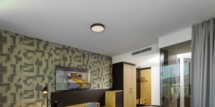 Každá izba disponuje vlastným balkónom, TV, Wi-Fi aj setom na prípravu kávy a čaju.