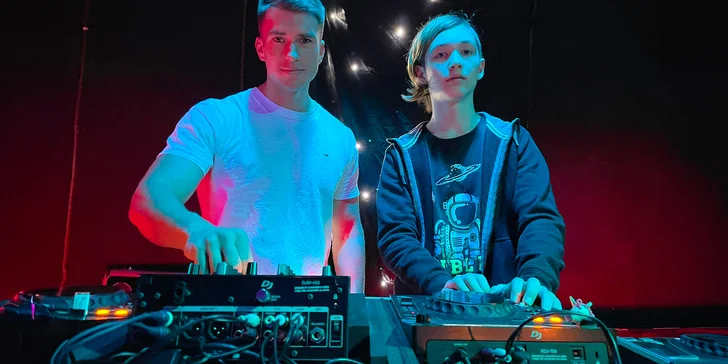 Lektoři jsou profesionální DJové s mnohaletou praxí, kteří vám předají své cenné zkušenosti a tipy pro úspěšný DJing.