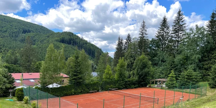 Na sportovce čeká tenisový kurt.