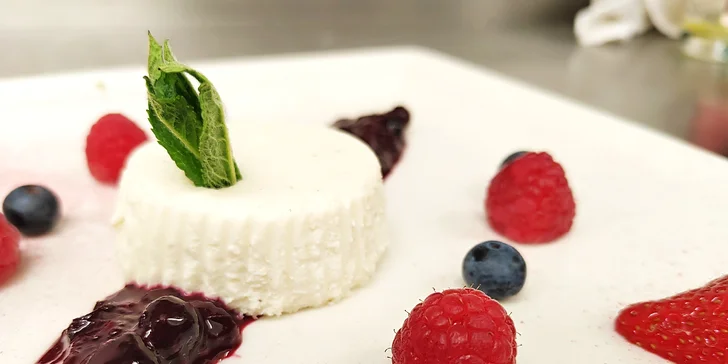O sladkou tečku se postará vanilková panna cotta s lesním ovocem.