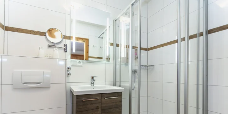 Samozrejmosťou je moderná kúpeľňa so sprchovacím kútom.