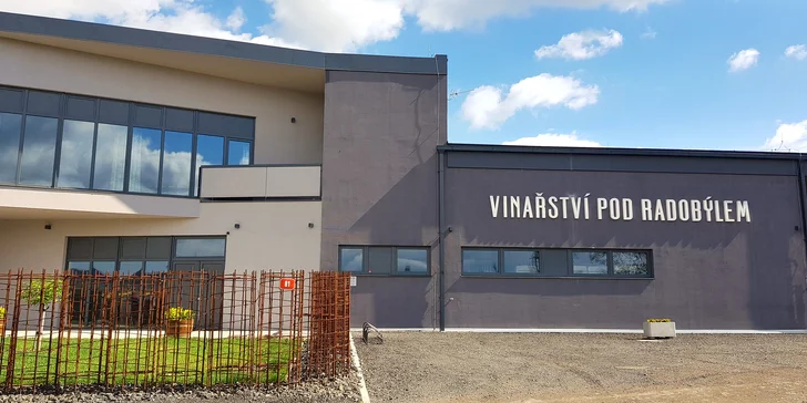 Prohlédnete si také vinařský dům a dozvíte se něco o technologii výroby vína.
