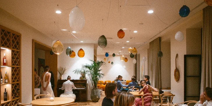 Přímo ve vile se nachází bistro, ve kterém každý den vaří originální i tradiční jídla.