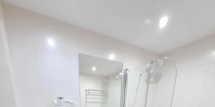 Samozrejmosťou je vlastná kúpeľňa so sprchovacím kútom alebo vaňou.

