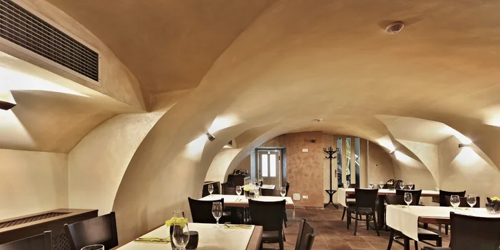 Restaurace sídlí v nově zrekonstruovaném měšťanském domě z roku 1542.