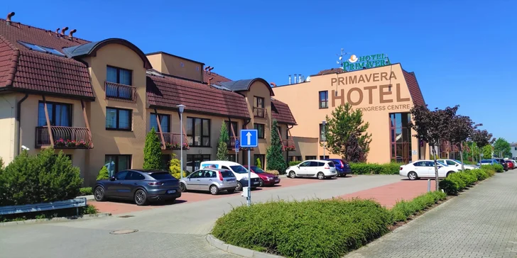 A u hotelu zaparkujete zdarma a bez problémů, míst ke stání je tu hned 100. 